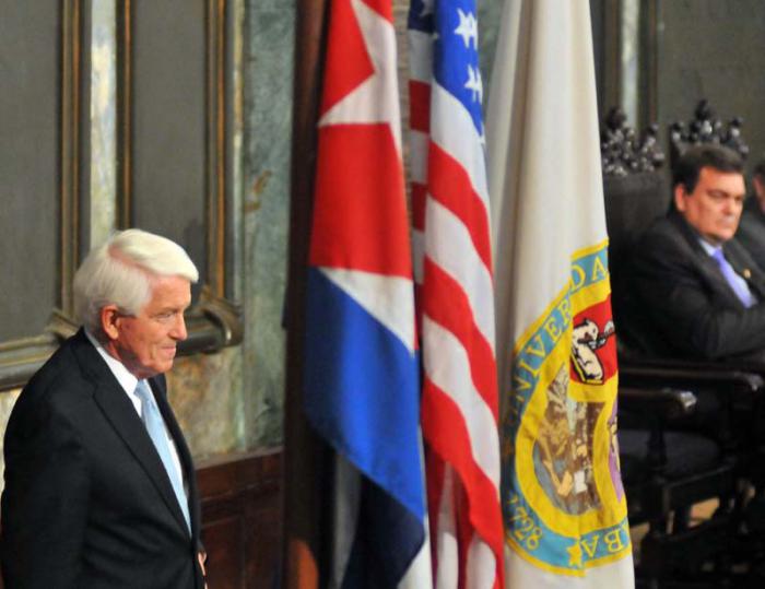 Sr Thomas J. Donohue Presidente ejecutivo principal de la cámara de comercio de EEUU; da una conferencia magistral en la universidad de la habana; acompañado de Rodrigo Malmierca MINI de inversiones extranjeras en cuba y el rector de la UNIV Gustavo Cobreiro.