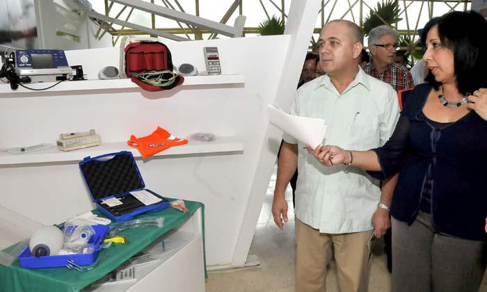 El ministro de Salud Pública, doctor Roberto Morales Ojeda junto a Ileana Mo­rales  Suárez, directora de Ciencia y Técnica del Ministerio de Salud Pública, en la inauguración del pabellón en EXPOCUBA.  