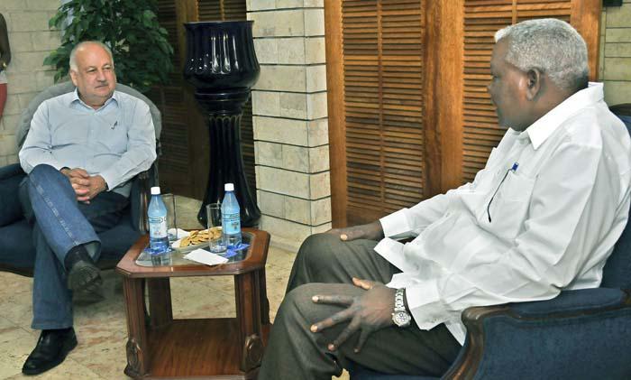 Esteban Lazo,presidente de la Asamblea Nacional recibe a  Guillermo Teillier, presidente nacional del PCCh. 