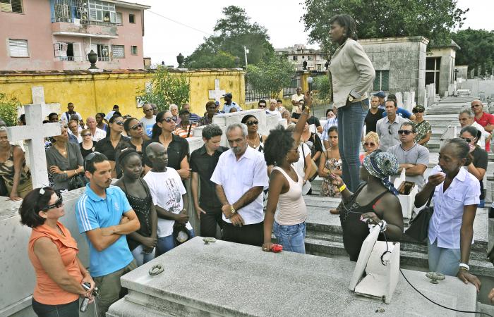 Mireya Luis pronunció las palabras de despedida en el cementerio de Colón.