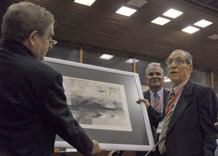 Reconocimiento al profesor y doctor Alberto Her­nández Cañero, director fundador del Instituto de Car­­diología y Cirugía Cardiovascular, por su la­bor ex­cepcional en esta rama de la medicina, que le han valido el calificativo de padre de la cardiología en Cuba. 