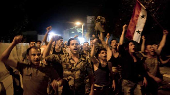 Los sirios salieron a las calles a celebrar la victoria. FOTO: SANA