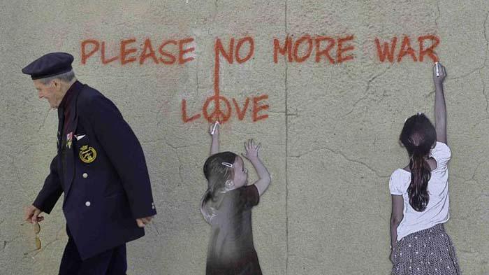 Un veterano de la Segunda Guerra Mundial pasa junto a un mural en la costa de Normandía donde se lee: “Por favor no más guerra. Amor” 