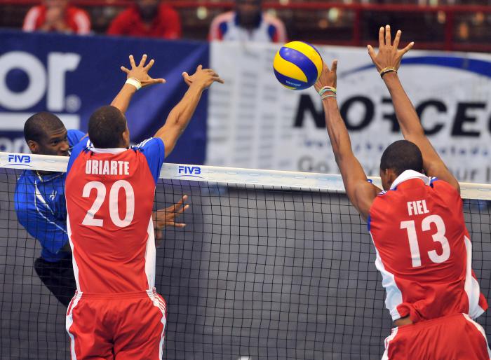 Equipo cuba de Voleibol Masculino en el NORCECA clasificatorio para el Mundial de Rumania 2014 Santiago Uriarte y David Fiel