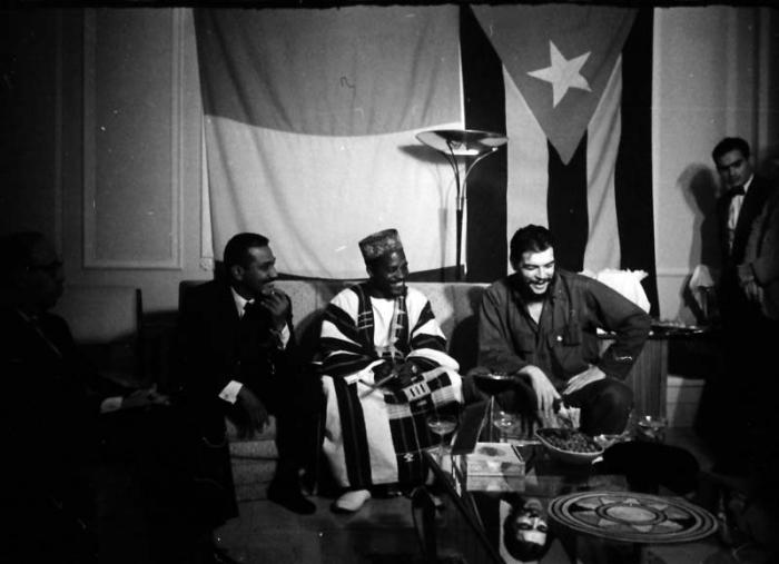 Los Comandantes Ernesto Che Guevara y Juan Almeida Bosque en la recepción de la embajada de Guinea en La Habana