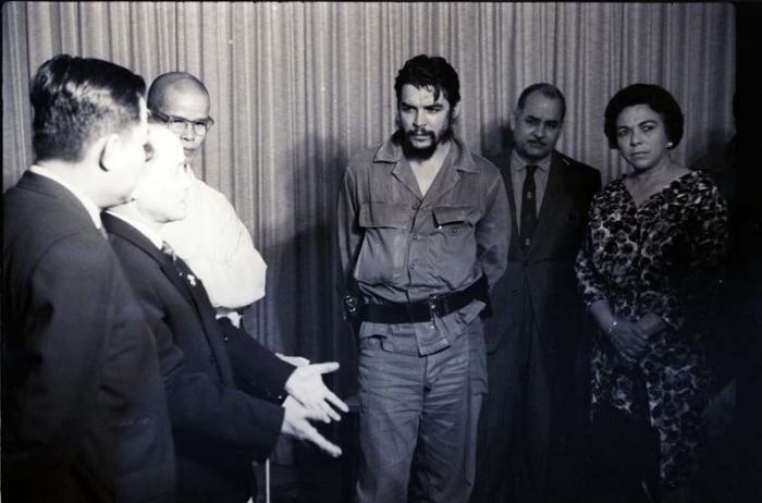 El Comandante Ernesto Che Guevara junto a Melba Hernández, con una delegación vietnamita. 