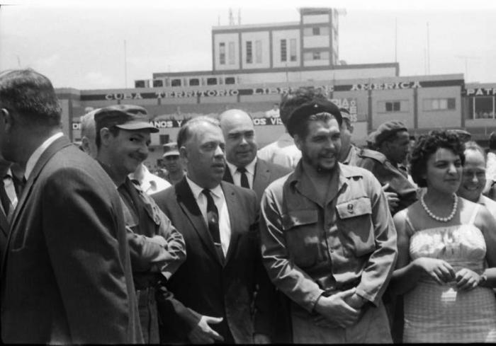 Che con Raúl Castro y Serguei Kudratsev, embajador de la URSS, despidiendo al doctor A. Alijanov, vicepresidente del Comité Estatal de Asistencia Técnica. 