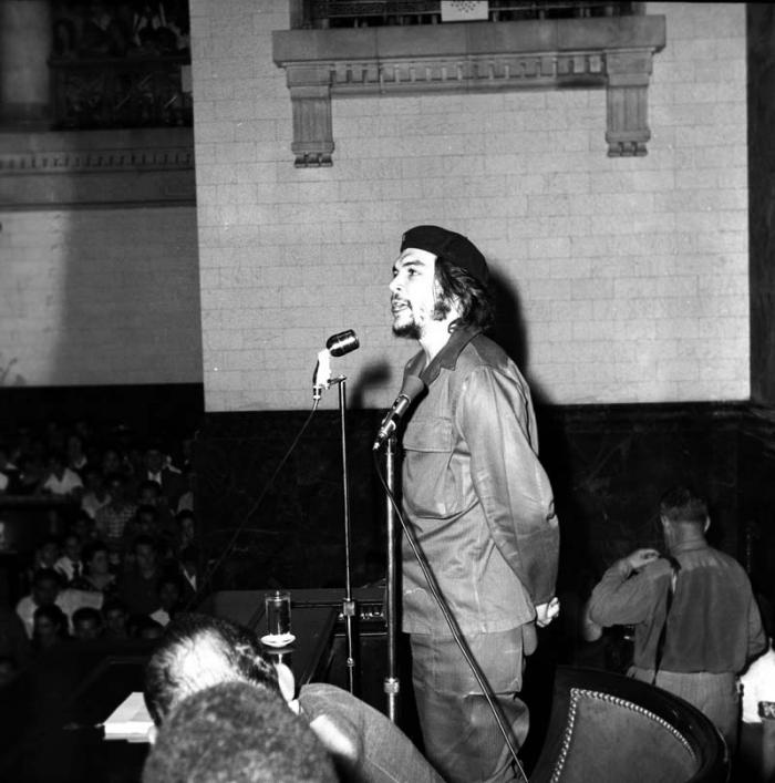 El Comandante Ernesto Che Guevara resume el acto por el natalicio de José Martí efectuado en el Capitolio.