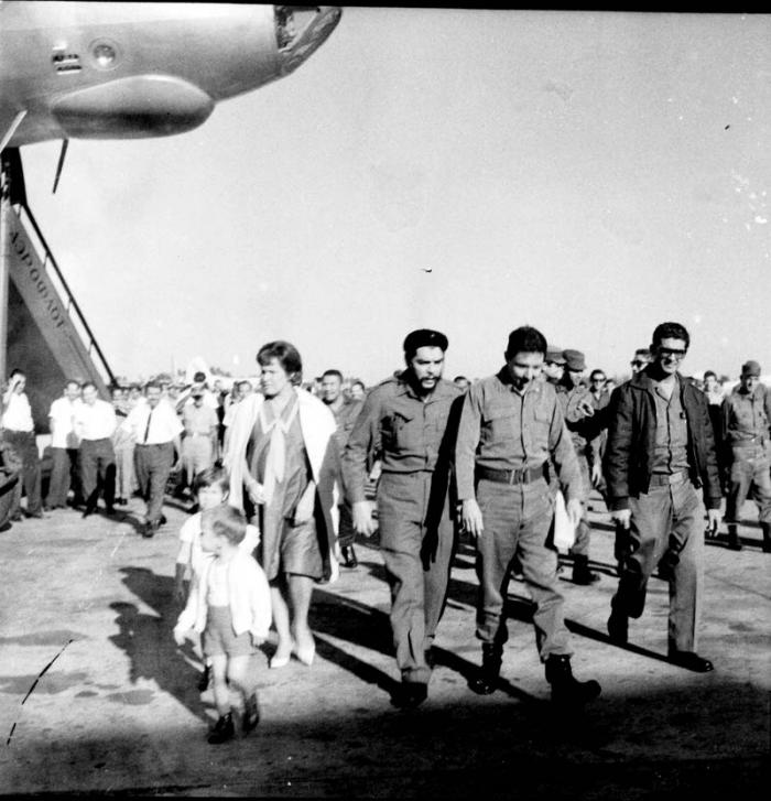 Regresa de Moscú el Comandante Ernesto Guevara. Lo recibe el Comandante Raúl Castro, Aleida March, esposa del Che y sus hijos. 