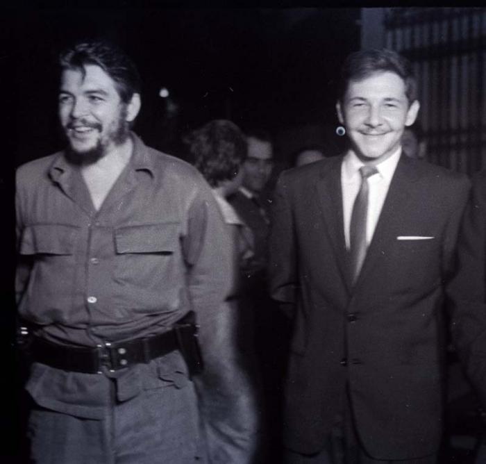 El Che y Raúl en la recepción que ofreció la embajada de la República Popular China en La Habana. 