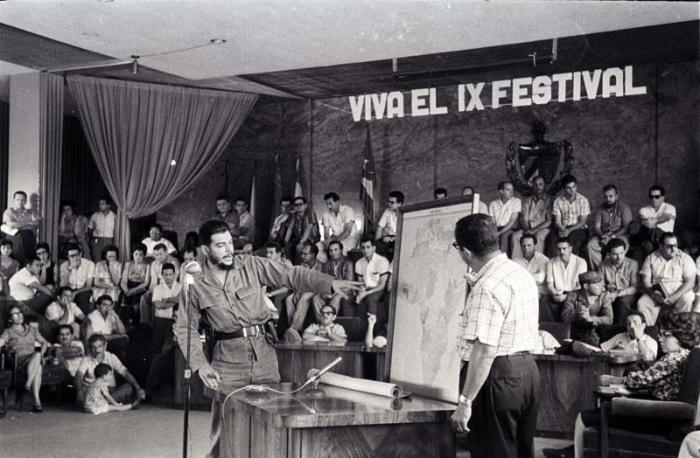 El Comandante Ernesto Che Guevara se reune con funcionarios en el Ministerio de Industrias para darles sus impresiones de su viaje a Africa.