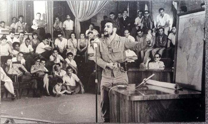 El Comandante Ernesto Che Guevara se reune con funcionarios en el Ministerio de Industrias para darles sus impresiones de su viaje a Africa.