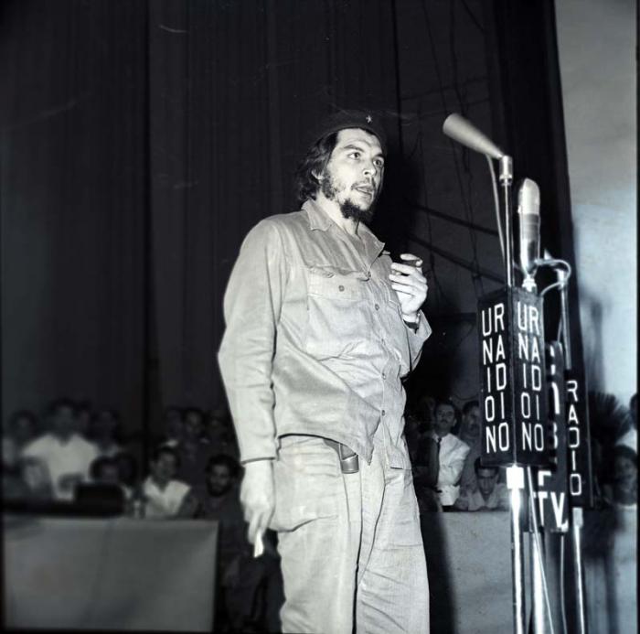 El comandante Ernesto Che Guevara habla en un acto. Se desconoce fecha.
