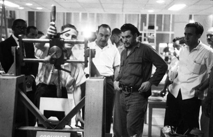 El Comandante Ernesto Che Guevara, ministro de Industrias visita una fábrica. 