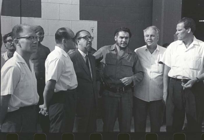 El Che y Carlos Rafael Rodríguez reciben a un grupo de técnicos soviéticos que arribaron al puerto de La Habana a bordo del buque Almirante Najimov. 