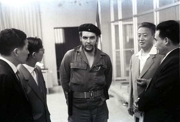 El Che y Raúl Cepero Bonilla, reciben a Nan Han Chen, reseidente de la Exposición de la República Popular China. 