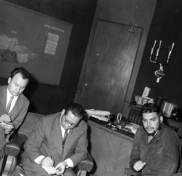 El Che recibe a un grupo de periodistas extranjeros, entre ellos Fabricio Ojeda. 