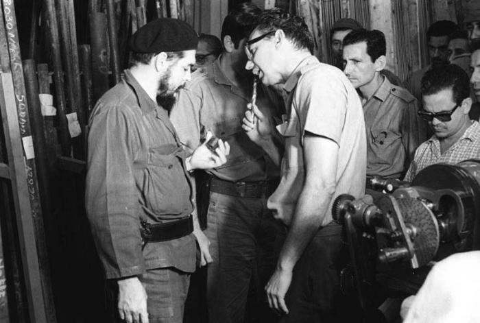 El Comandante Ernesto Che Guevara inaugura en La Habana, la Fábrica de brocas, escareadoreas y fresas Alfredo Gamonal. 