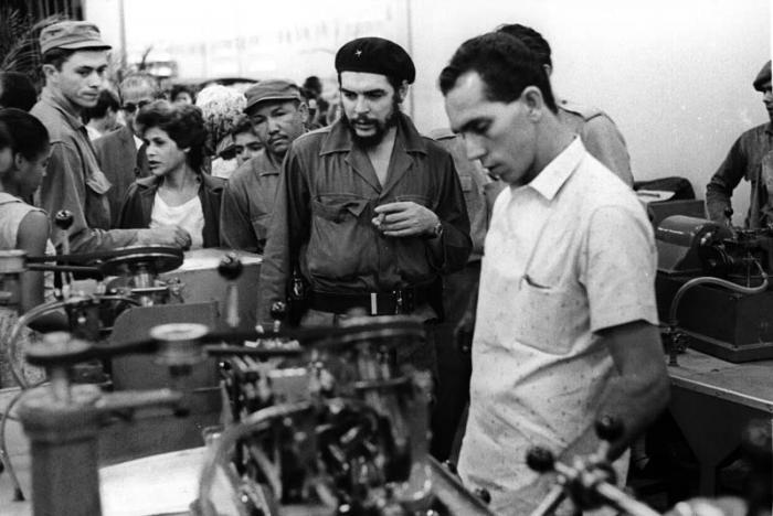 El Comandante Ernesto Che Guevara inaugura en La Habana, la Fábrica de brocas, escareadoreas y fresas Alfredo Gamonal. 