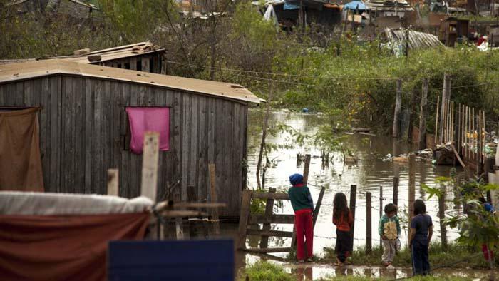 Miles de paraguayos están afectados por las inundaciones en Asunción.