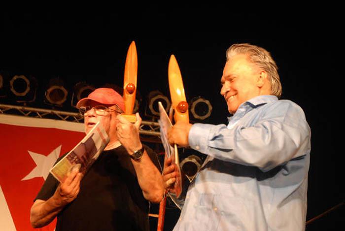 Silvio Rodríguez y Frank Fernández recibieron el premio Lengua de Pájaro, durante el concierto realizado en Nicaro. 