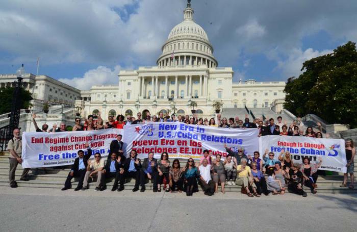 Activistas frente al Congreso de EE.UU. FOTOS: Bill Hackwell