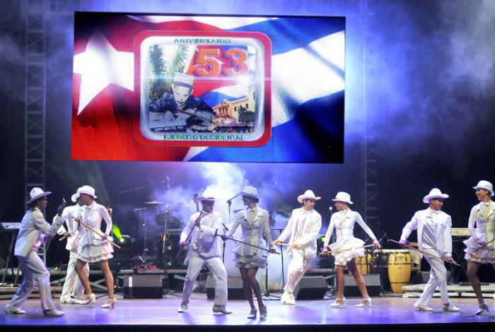 Diversos artistas desfilaron por el escenario del Lázaro Peña en homenaje al Ejército Occidental. Foto: Alberto Borrego