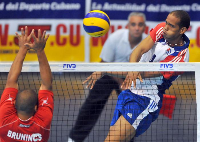 Equipo cuba de Voleibol Masculino en el NORCECA clasificatorio para el Mundial de Rumania 2014 javier Jimenez