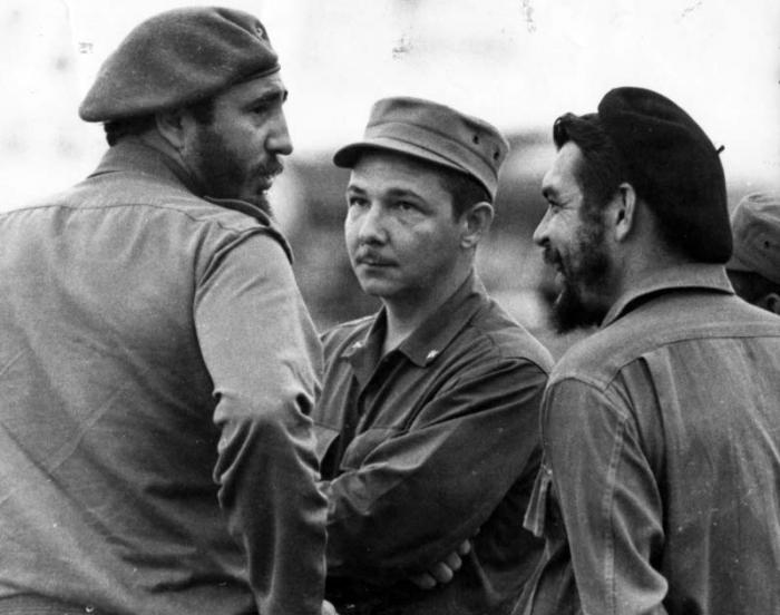 Fidel, Raúl y el Che en el aeropuerto de Rancho Boyeros, La Habana,  despidiendo a la delegación argelina.