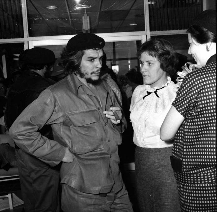 El Comandante Ernesto Che Guevara, acude al aeropuerto Internacional de Rancho Boyeros, La Habana, a despedir a la delegación de mujeres cubanas que participó en el I Congreso Latinoamericano de Mujeres, que sesiono  en Santiago de Chile. Junto al Che Aleida March, su esposa y Vilma Espín.