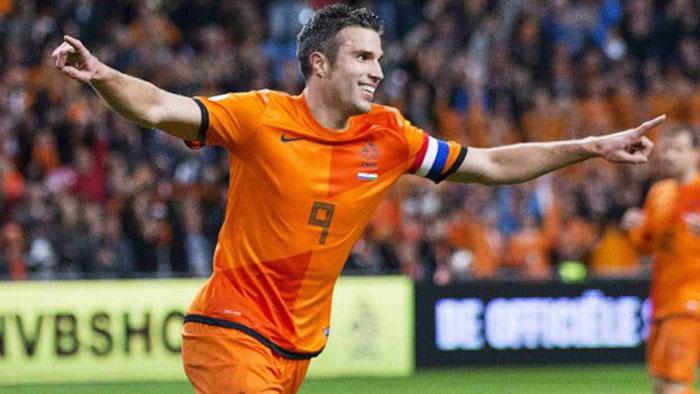 Netherlands' Robin van Persie (L) celebrates his third goal against Hungary during their 2014 World Cup qualifying soccer match in Amsterdam October 11, 2013. Van Persie's 41st goal makes him the all-time top scorer of the Netherlands team.     REUTERS/Michel Kooren (NETHERLANDS - Tags: SPORT SOCCER TPX IMAGES OF THE DAY)