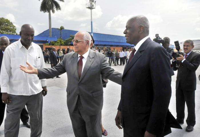 El presidente angolano fue recibido en La Habana por Ricardo Cabrisas, vicepresidente del Consejo de Ministros. FOTO: Alberto Borrego