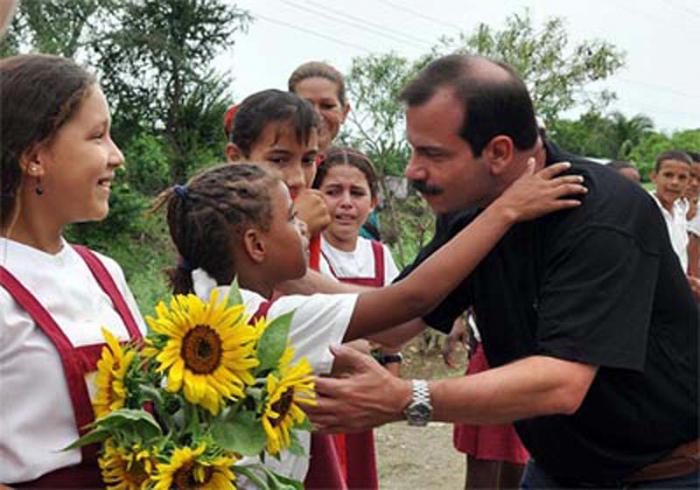 En la mañana el Héroe sostuvo un ameno intercambio con pioneros, estudiantes, jóvenes y el pueblo en general. 
