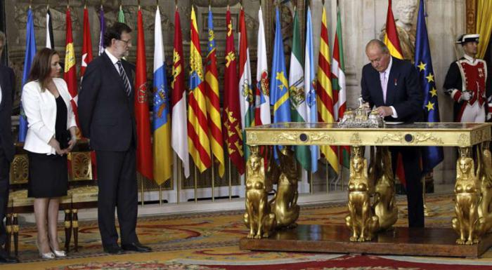 rey firma abdicación