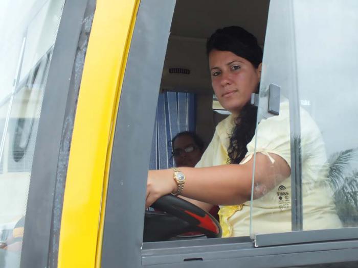 Bel­kis Rodríguez Díaz, úni­ca mujer cho­fer de la Coo­perativa 2 de Taxis Ru­­teros de La Habana. Foto: Abel Rojas