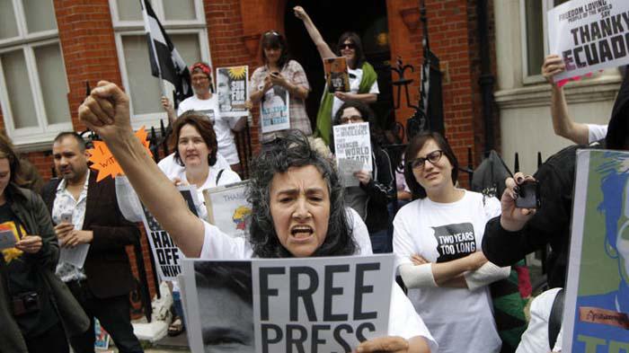 Manifestación en apoyo a Assange frente a la Embajada este jueves. 
