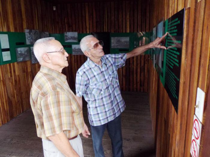 Los moncadistas en el Monumento a la Acción contra el Tren Blindado.