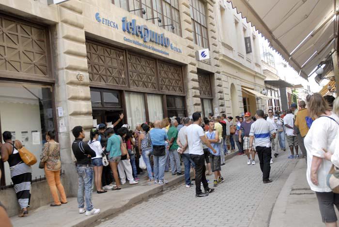 Oficina de ETECSA en Obispo y Habana grandes cola para pagar del telefono y comprar tarjeta de celular
