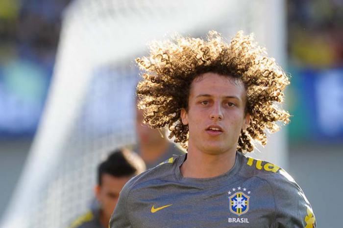 El brasileño David Luiz (derecha), casi idéntico a Bob Patiño, personaje de la serie estadounidense Los Simpsons.