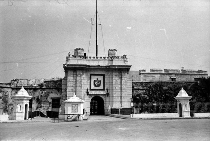 Entrada principal a la prision de La Habana en el  Castillo del Principe.
Foto: Arnaldo Santos, 23 de junio de 1974.