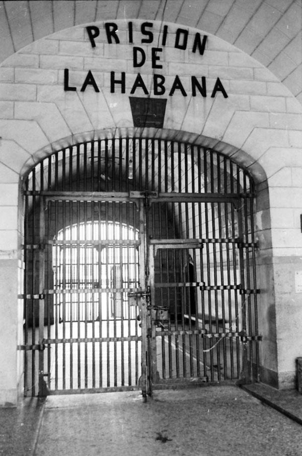 Entrada a la prision de La Habana en el  Castillo del Principe.
Foto: Arnaldo Santos, 23 de junio de 1974.