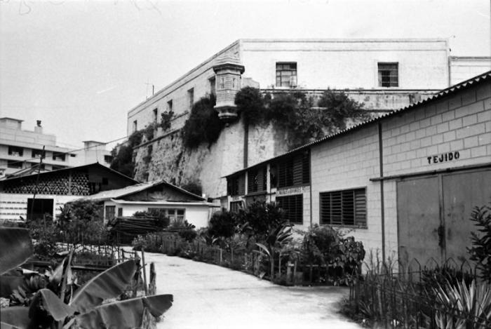 Una de las garitas que protegen la prision del Castillo del Principe..
Foto: Arnaldo Santos, 23 de junio de 1974
