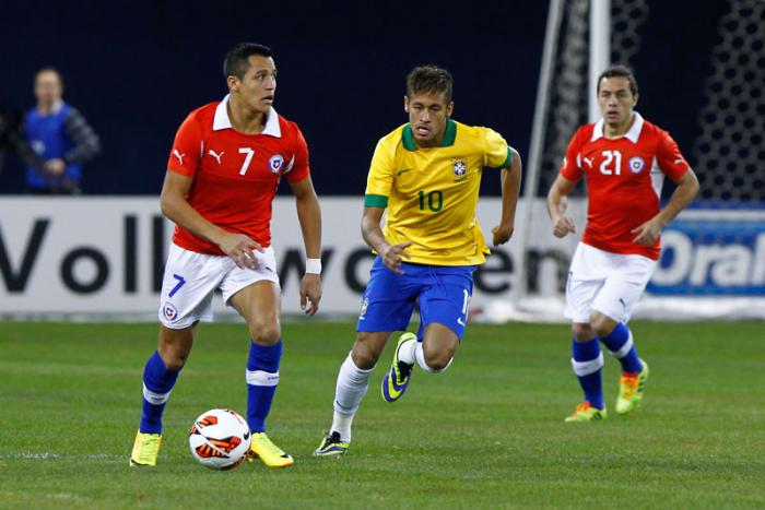 La canarinha intentará hacer pesar la estadística a su favor como anfitriona frente a Chile. Foto: FIFA

19 DE NOVIEMBRE 2013/TORONTO

alexis Sanchez (iz), Neymar(de) durante el partido amistoso entre Brasil vs Chile, jugado en el estadio Rogers Centre de Toronto.

FOTO:FRANCISCO LONGA/AGENCIAUNO