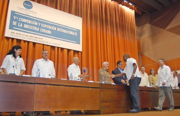 En la clausura se entregaron los premios de Cu­bai­n­dustria 2014. 
