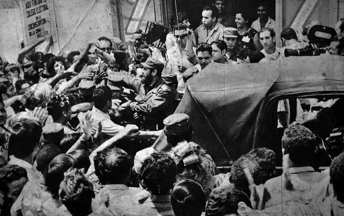 Fidel rodeado de una multitud de matanceros el día de los primeros comicios, en el colegio electoral de la calle Jáuregui. 
