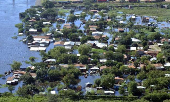La subida de las aguas ha dejado 300 mil damnificados en todo el país. Foto: EFE
