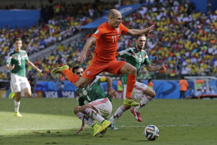 El velocísimo Robben reactivó a la oranje, cuando parecía que México le ganaba el pulso. Foto: AP