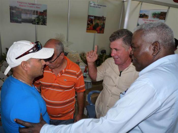  Esteban Lazo Hernández, presidente de la Asamblea Nacional del Poder Popular al visitar la feria de la provincia Mayabeque