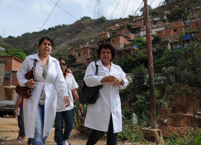 Misión Médica Cubana, durante el trabajo comunitario en los barrios venezolanos, dirigido a crear condiciones de progreso social desde la perspectiva de la salud, con la participación activa de la comunidad organizada, en la Parroquia Antimano, ubicada al oeste del Municipio Libertador, en Caracas, Venezuela, el 29 de junio de 2014. AIN FOTO/Omara GARCÍA MEDEROS