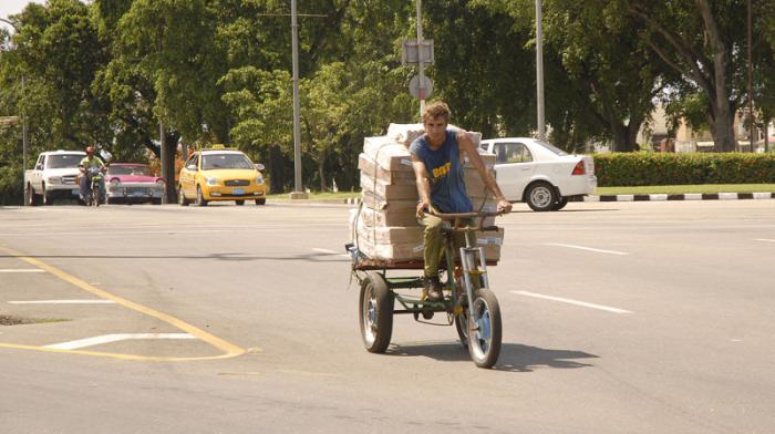 Novedoso transporte de cajas de pollos en calle Paseo y Zapata.